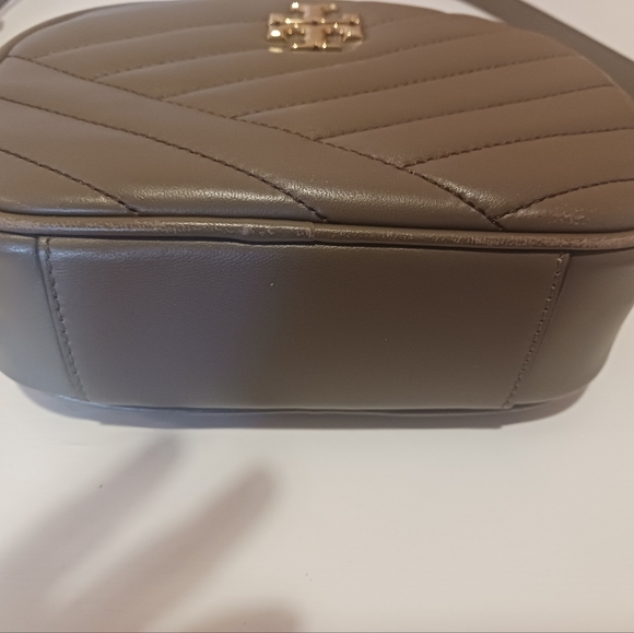 Tory Burch Kira Chevron Small Camera Bag In The Color Taupe. - Picture 3 of 4
